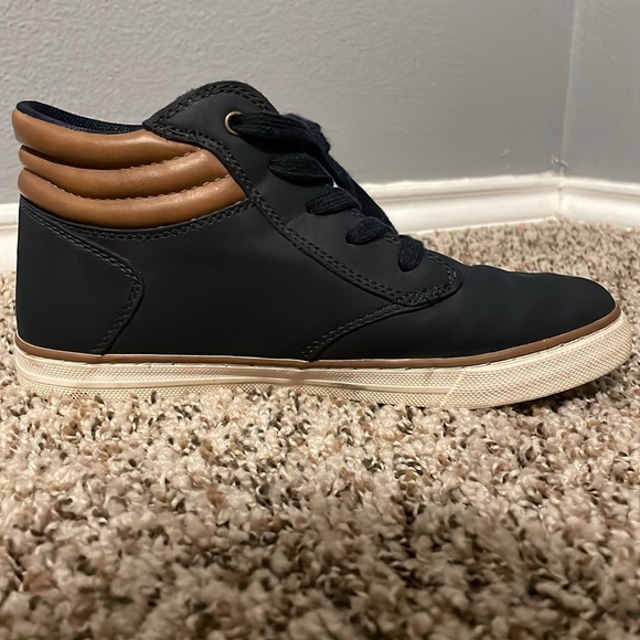 Men’s Size 5 from The children’s place. - Picture 2 of 4